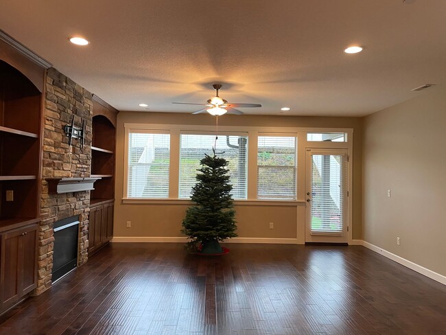 Building Photo - LUXURY 4 BD TOWNHOME! GATED PARKER VILLAGE...