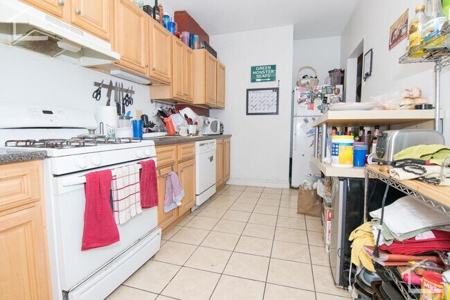 Building Photo - Beautiful apartment/ great value in Bright...