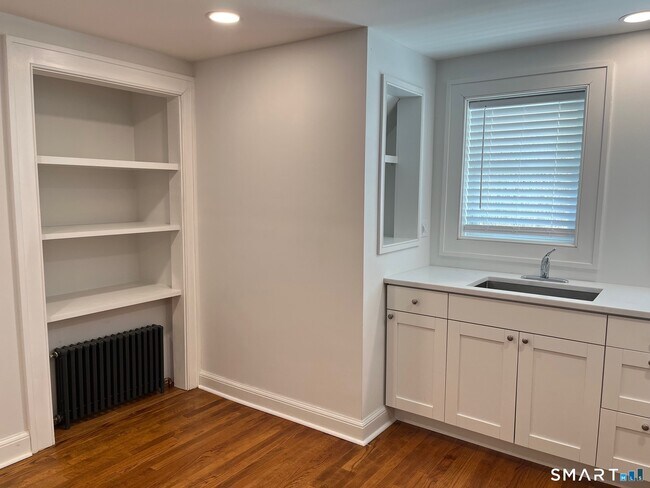 Building Photo - 446 Old Stratfield Rd