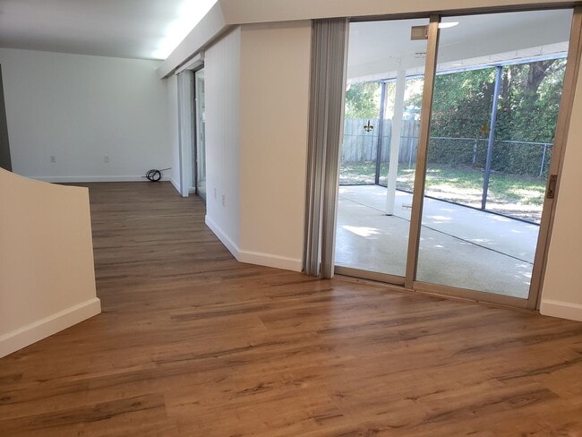 Building Photo - Centrally Located Sarasota 2-bedroom Home ...