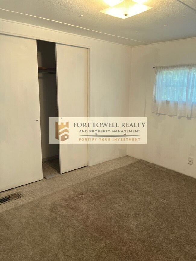 Building Photo - 2 bed/1 Bath with Washer & Dryer