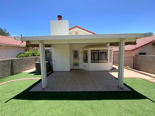 Building Photo - 3 Bedroom Single Story Home Available Near...