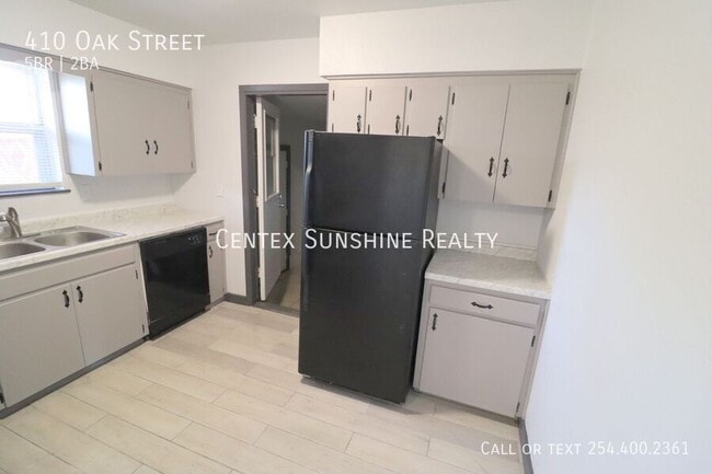 Building Photo - 410 Oak St