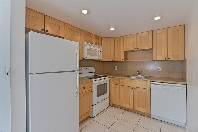 Building Photo - 167 Grantham E