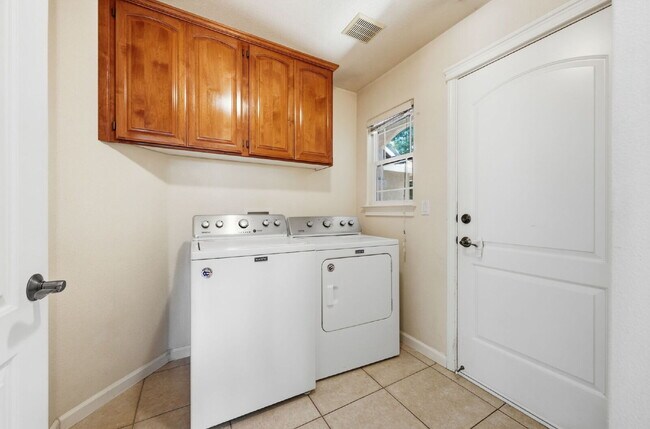 Building Photo - Very clean move in ready dog friendly