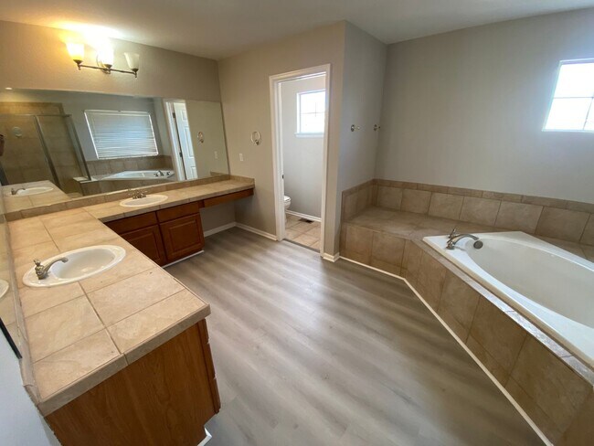 Building Photo - Spacious Home in Horizon Estates