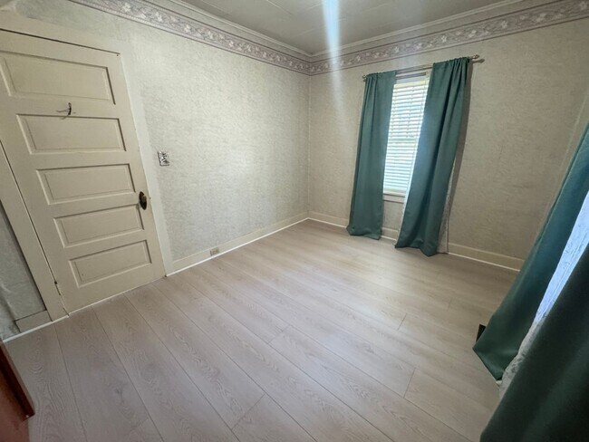 Building Photo - Spacious & Updated Home with Bonus Room, Large Basement, & Garage