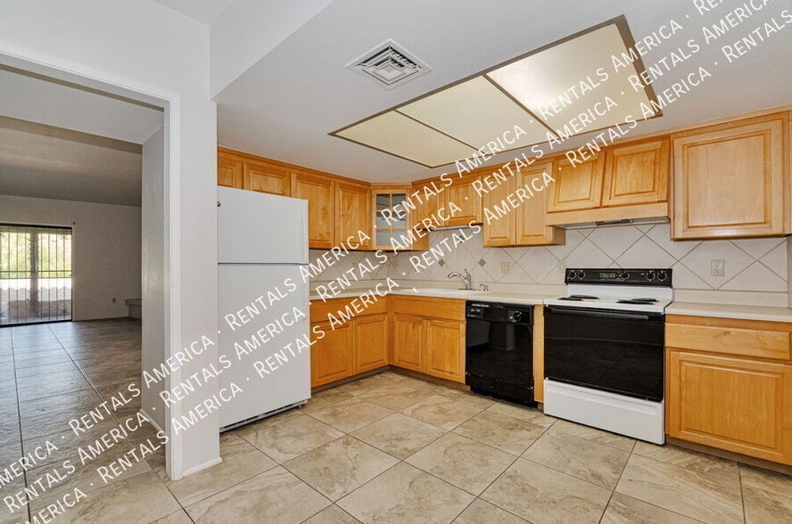 Building Photo - 5342 N Camino De La Culebra