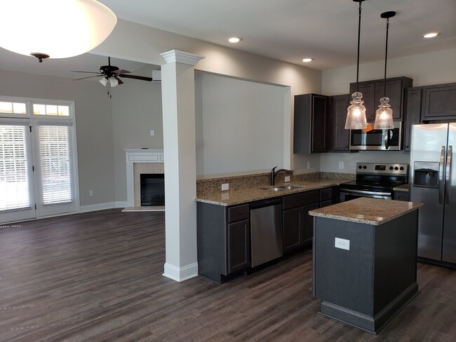 Woodland Springs Townhomes | Entertaining Kitchens w/ Stainless Steel Appliances - Woodland Springs Townhomes I Luxury Townho...