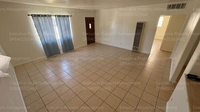 Building Photo - 3 bedroom 1 bathroom house located near E. California Ave/ Mt Vernon Ave