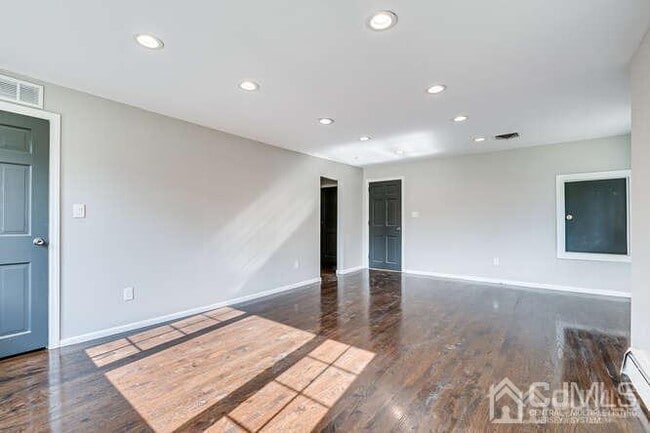 Building Photo - 55 Devon Rd