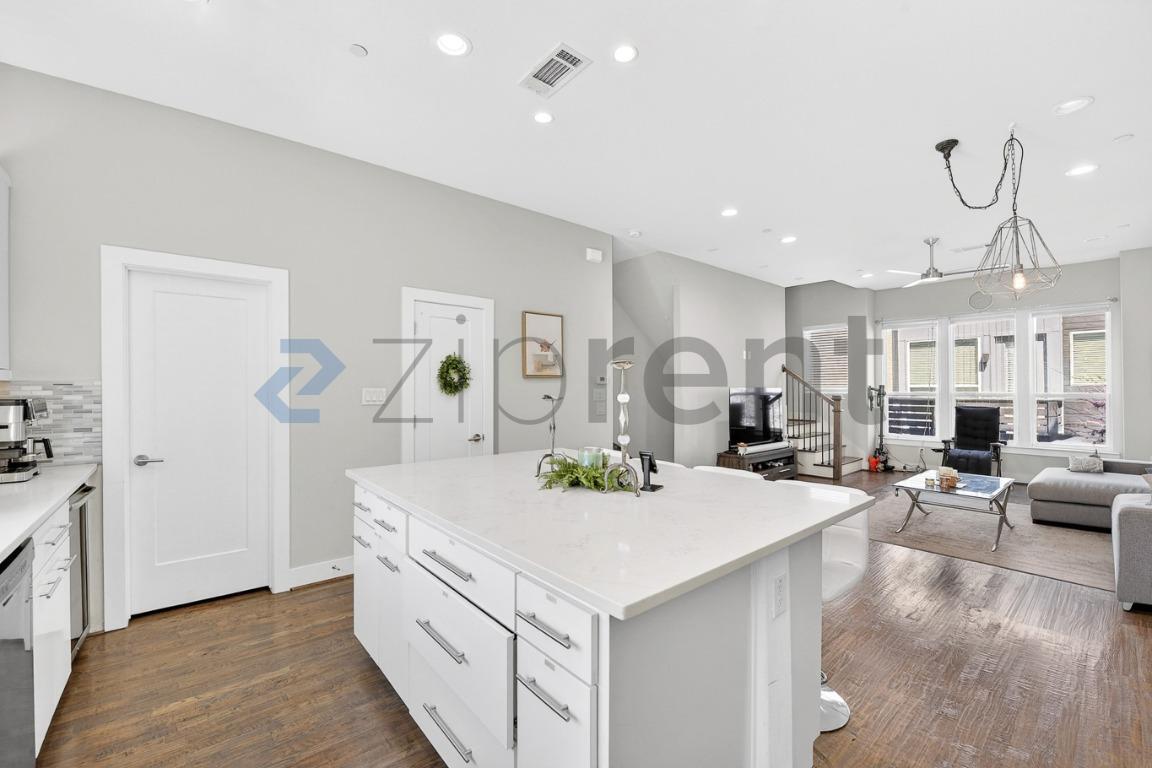 Building Photo - 4906 Live Oak St