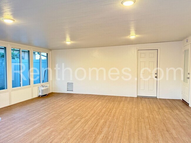 Building Photo - 5034 Baxter St