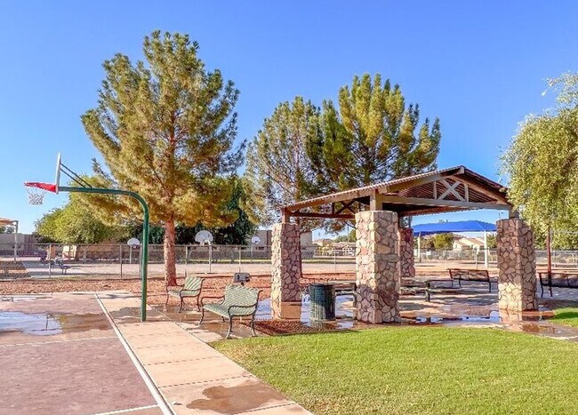 Building Photo - 2949 E Crescent Way