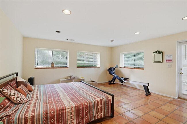 Building Photo - 1180 St Andrews Cir