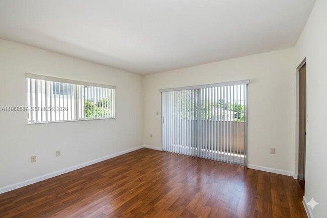 Building Photo - 2780 SW 33rd Ave