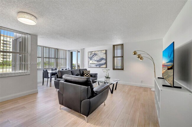 Building Photo - 3015 N Ocean Blvd