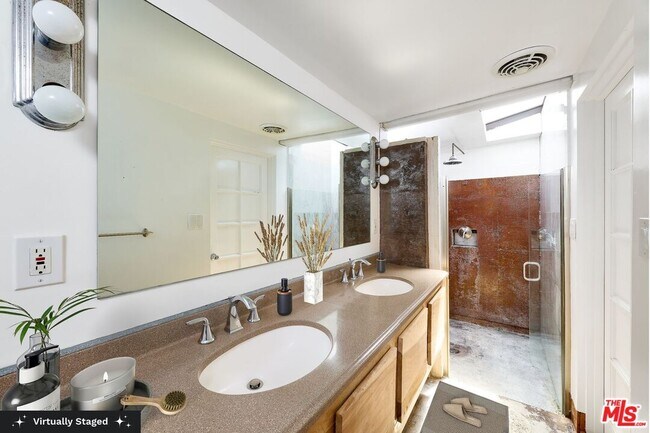 Building Photo - 1141 Cabrillo Ave