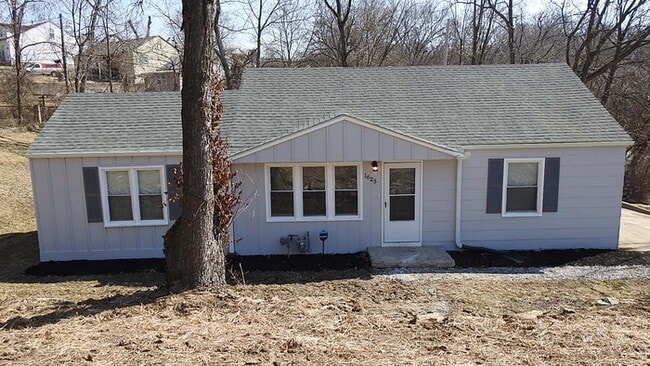 Building Photo - Cozy 3 bedrooms and 2 full baths home located on Holt Lane in Kansas City, KS