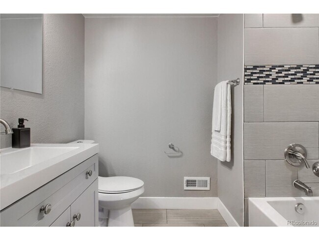 Building Photo - BEAUTIFUL 3bd/2ba Home in Denver, CO! Avai...