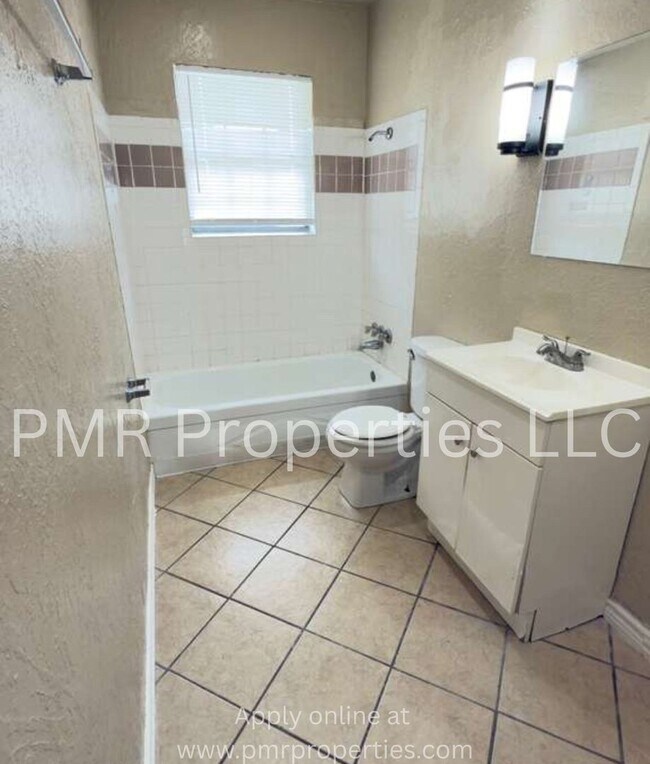 Building Photo - 3 Bedrooms / 1 Bathroom House