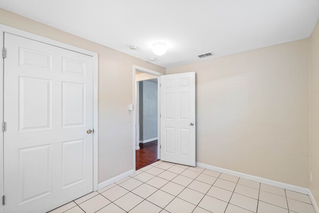 Building Photo - Lovely Largo Home