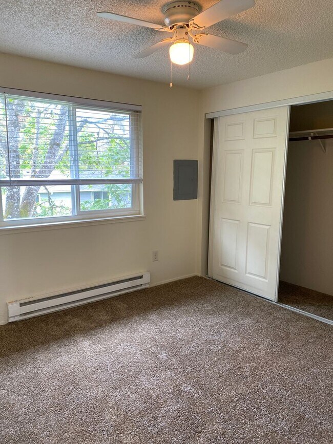 Building Photo - (858) Fox Fire - 2 Bedroom / 1 Bathroom