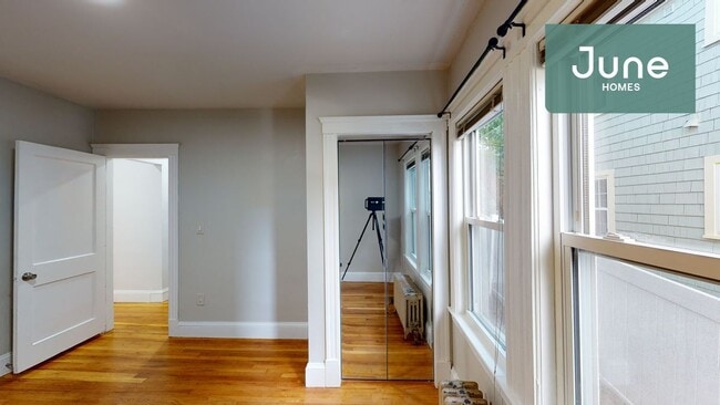 Building Photo - ROOM ONLY in 4-bed/1.0-bath Home