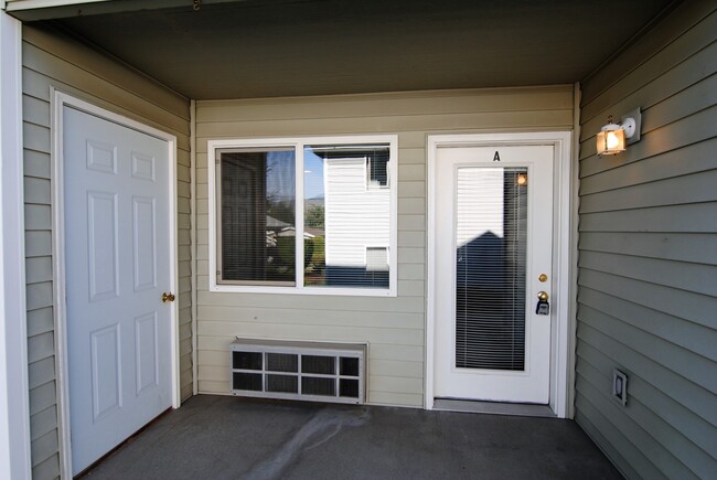 Building Photo - 2-Bed, 1-Bath Condo in East Wenatchee