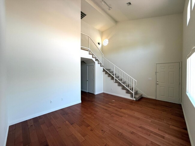 Building Photo - 2 bedroom townhouse with a guest bedroom a...