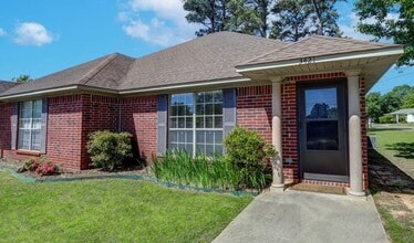 Building Photo - 3 Bedroom 2 Bathroom Duplex in Texarkana, AR