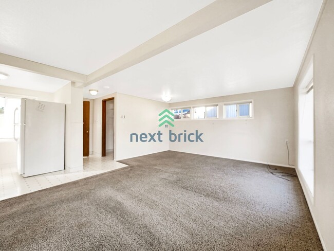 Building Photo - 2 Bed and 1 Bath Single-family Home Availa...