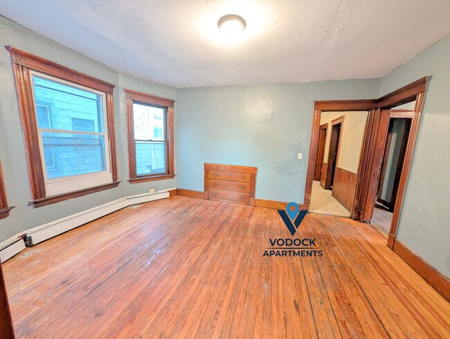 Building Photo - 582 Ferry St