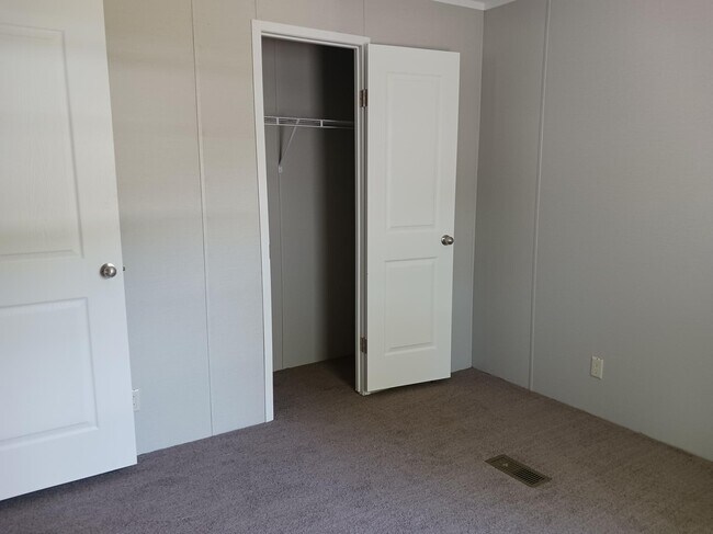 Building Photo - 37 Pansy Dr