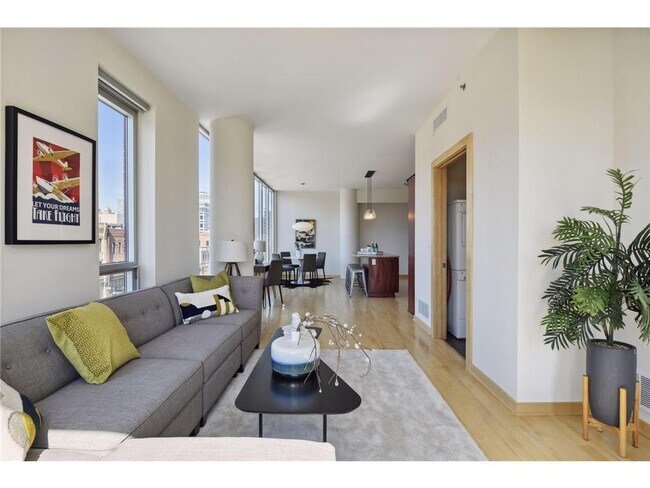 Building Photo - 215 10th Ave S