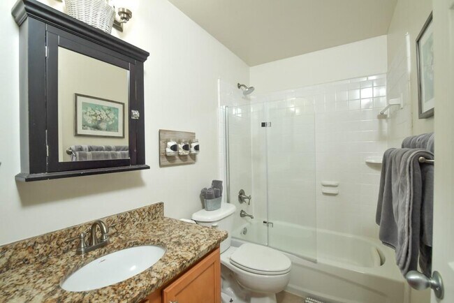 Building Photo - 210 Sampson St NE