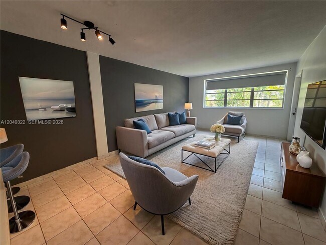 Building Photo - 1333 E Hallandale Beach Blvd