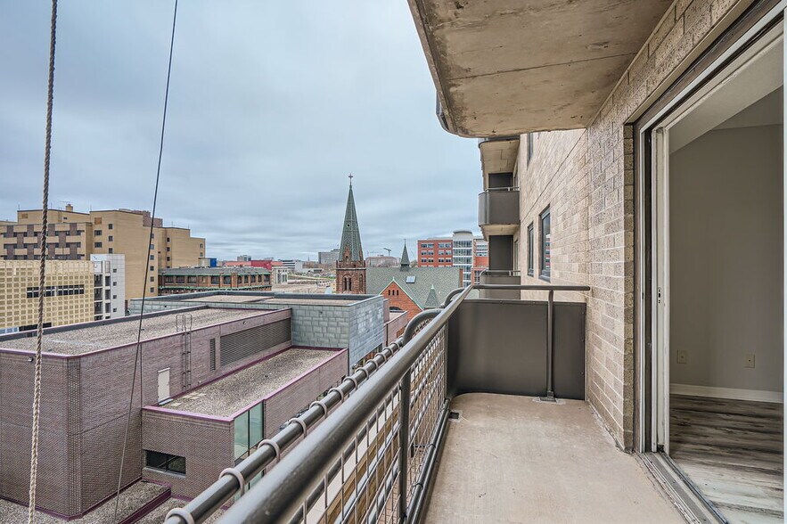 Building Photo - 66 9th St E