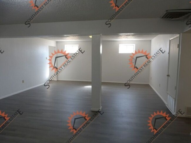 Building Photo - Freshly painted 3 bedroom 2 bath apartment