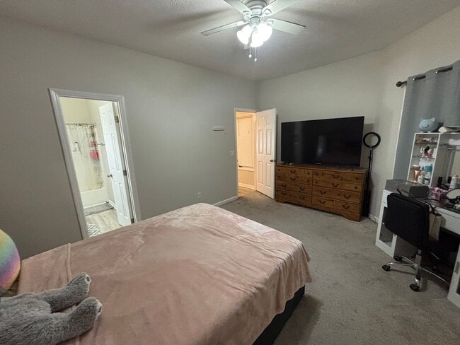 Building Photo - 2 Bed 2 Bath Townhouse