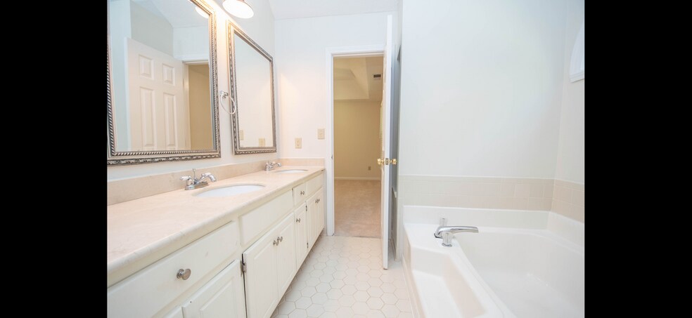 Building Photo - 42 7 Pines Cir