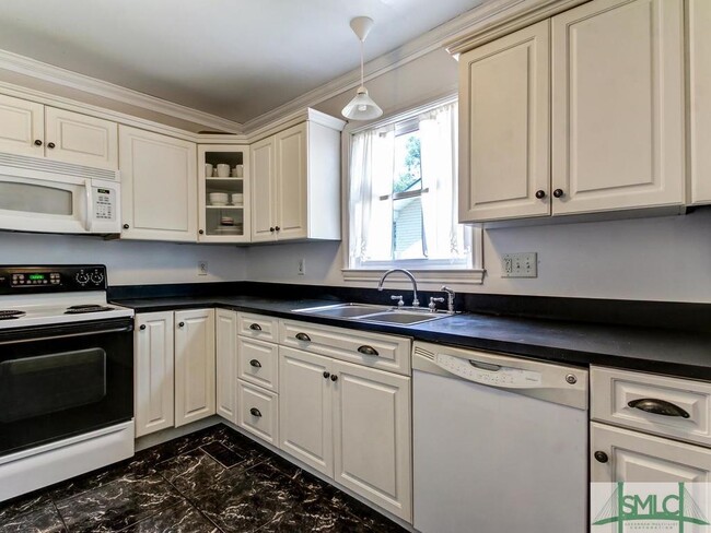 Building Photo - 404 Columbus Dr