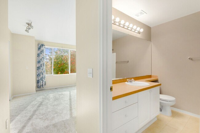 Building Photo - Wonderfully Maintained 2 Bedroom Townhome ...