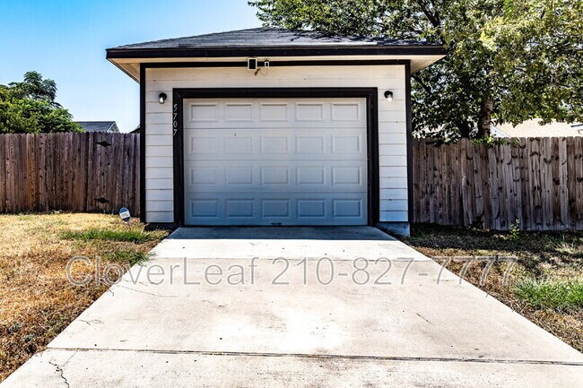 Building Photo - 5707 Midcrown Dr