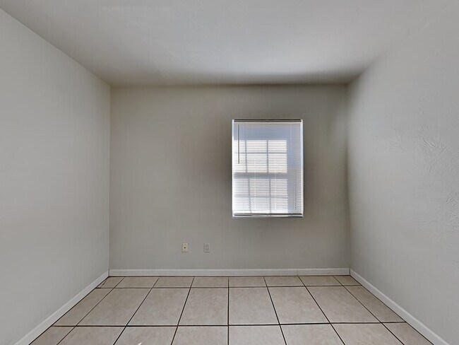 Building Photo - 142 Lynbrook Dr