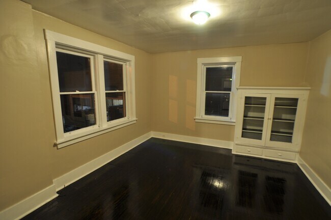 Building Photo - Updated Apartment in the Heart of Beaver F...