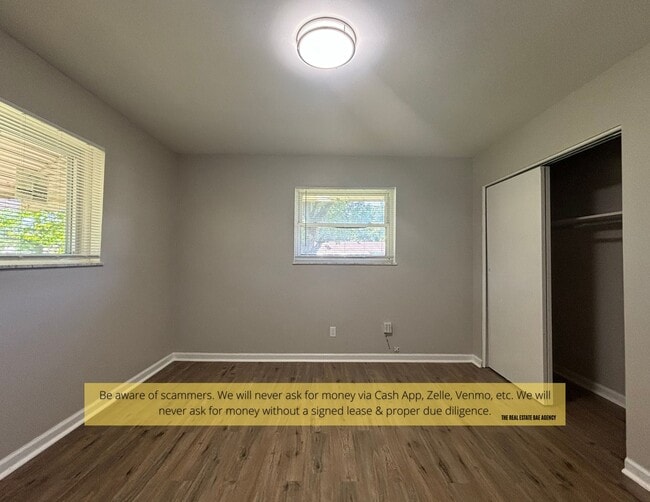 Building Photo - 1118 Soria St