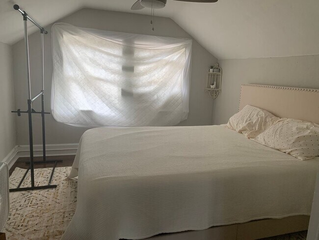 Building Photo - 3201 Old Buncombe Rd