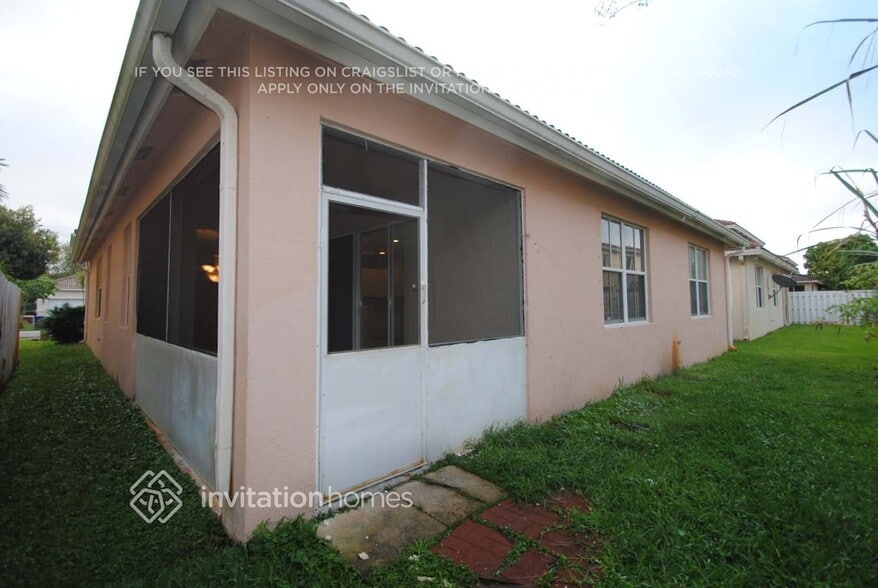 Building Photo - 2302 SW 125th Ave