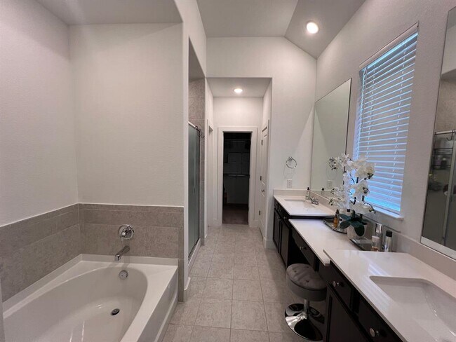 Building Photo - 6145 Teodoro Bend